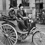 Carl Benz, au volant de sa Patent Motorwagen