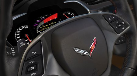 L'écran à cristaux liquides propose plusieurs affichages, dont celui-ci (mode "Track"), inspiré - paraît-il ! - des Corvette C6.R...