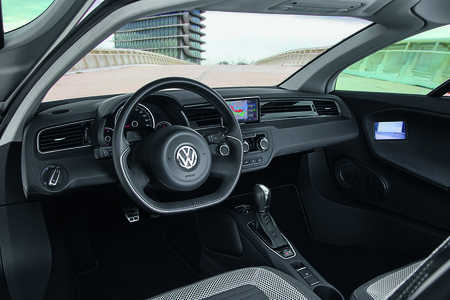 L'habitacle tout carbone de Volkswagen XL1. L'écran sur la contreporte est relié à une caméra latérale et remplace le peu aérodynamique rétroviseur.