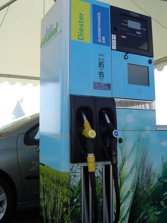 Une pompe à essence distribuant des biocarburants (photo CC Flickr/David Reverchon)