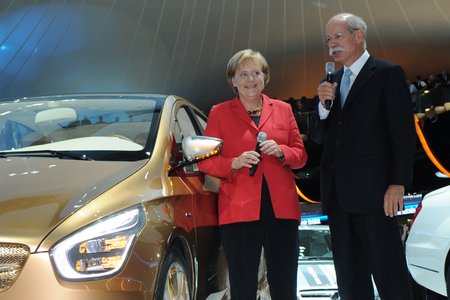 Joli moment de complicité entre Angela Merkel et Dieter Zetsche, le "big boss" de Daimler !